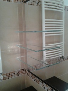 Mensole in cristallo incollate agli UV