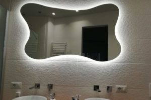 Specchio sagomato con Led